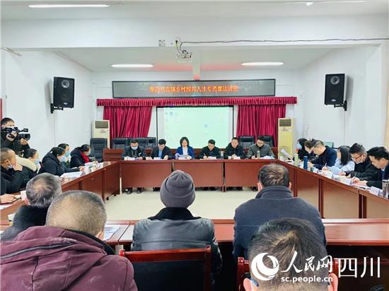 “學習貫徹十九屆六中全會精神 助力雙古鎮鄉村振興發展”主題活動現場，鄉村振興人才專員開展普法知識講座。胡未攝