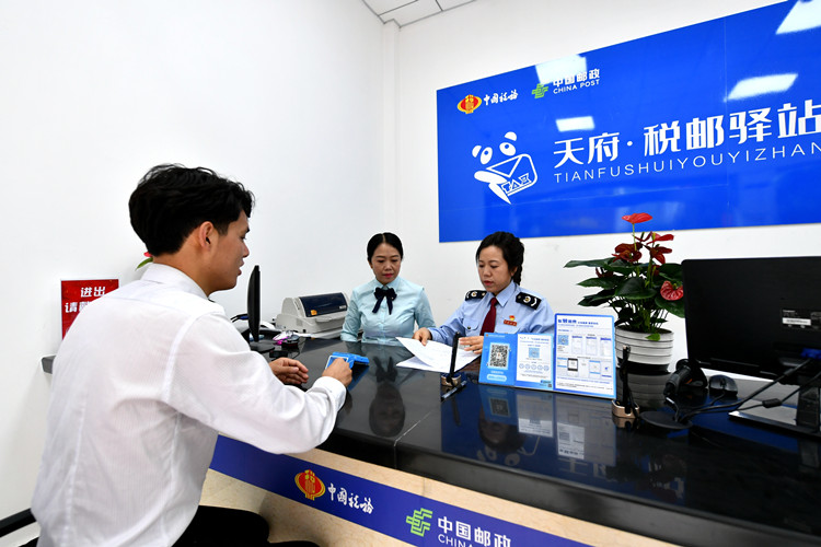 一位纳税人在税邮驿站办理业务。四川省税务局供图