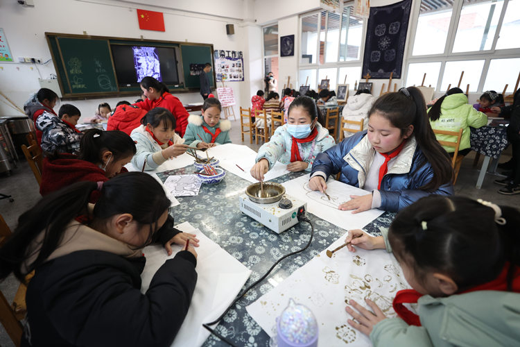 江北实验小学的蜡染社团.翠屏区融媒体中心供图