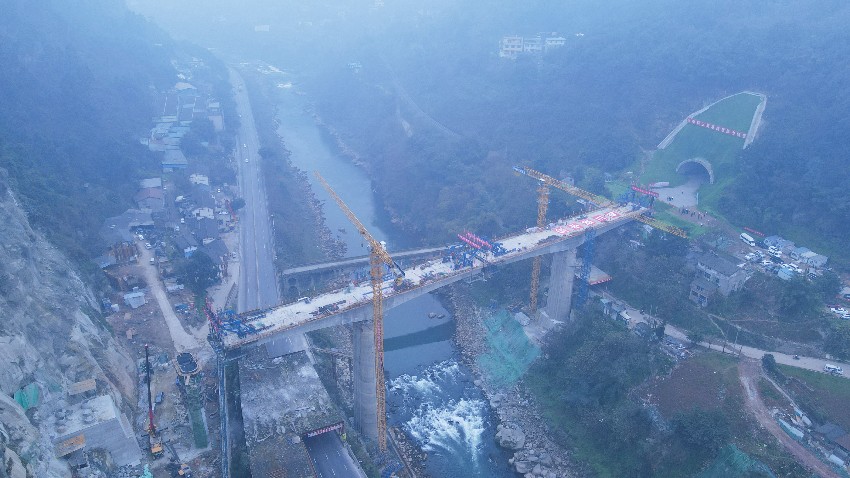 俯瞰板栗山隧道全景。成蘭鐵路有限責任公司供圖