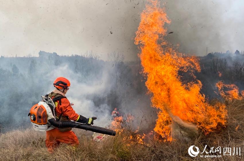 成都市森林消防大隊消防救援人員進行滅火應急演練。鄭鑫躍攝