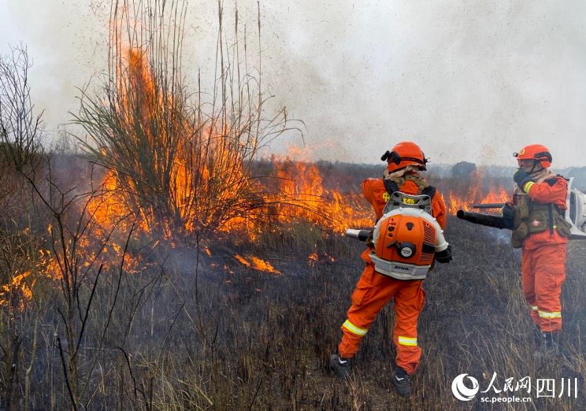成都市森林消防大隊消防救援人員進行滅火應急演練。鄭鑫躍攝