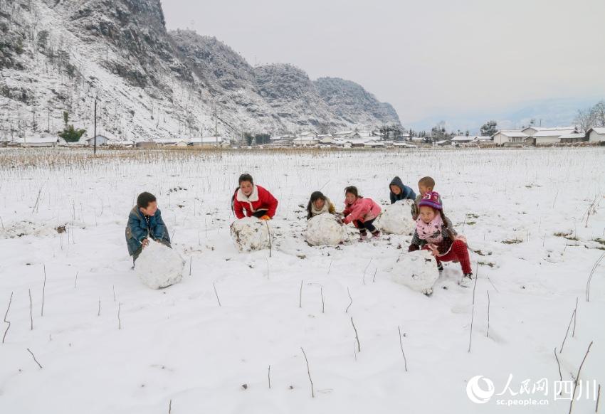 甘洛縣普昌鎮古文村，滾雪球的孩子們。李新瑜攝