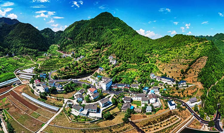 四好农村路。朝天区融媒体中心供图