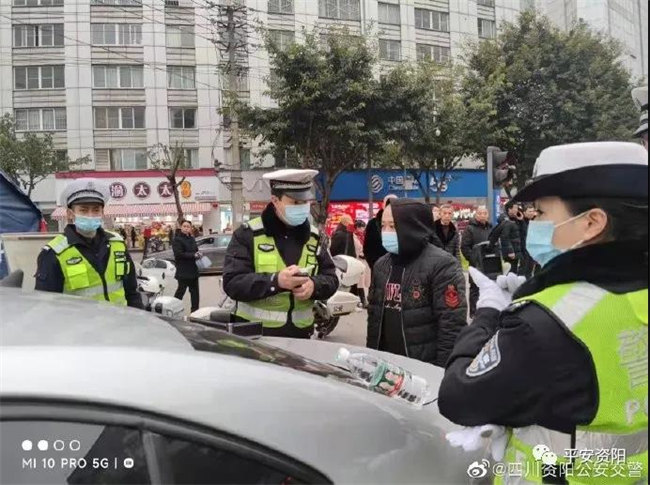 交警。資陽公安供圖