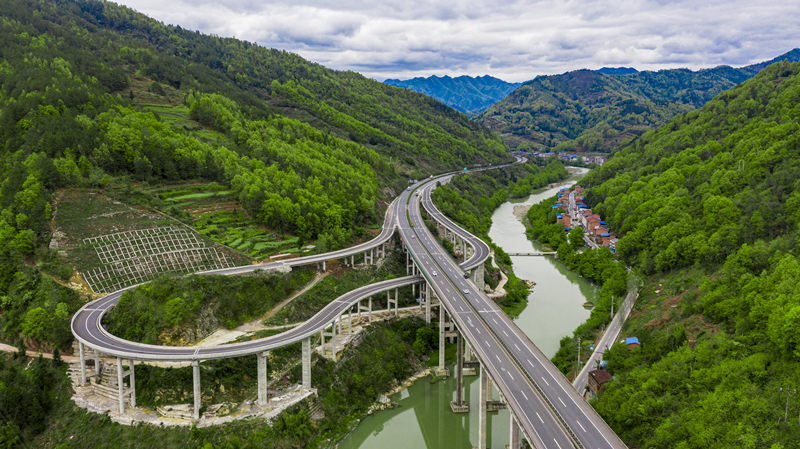 實施“1234”大通道建設（1座機場、2條高速、3條鐵路、4條快速通道），構建縣域“公鐵空”立體交通運輸體系。宣漢縣委宣傳部供圖