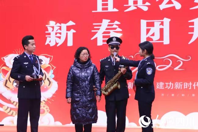 參加新春團拜會的肖仁春。張順意攝