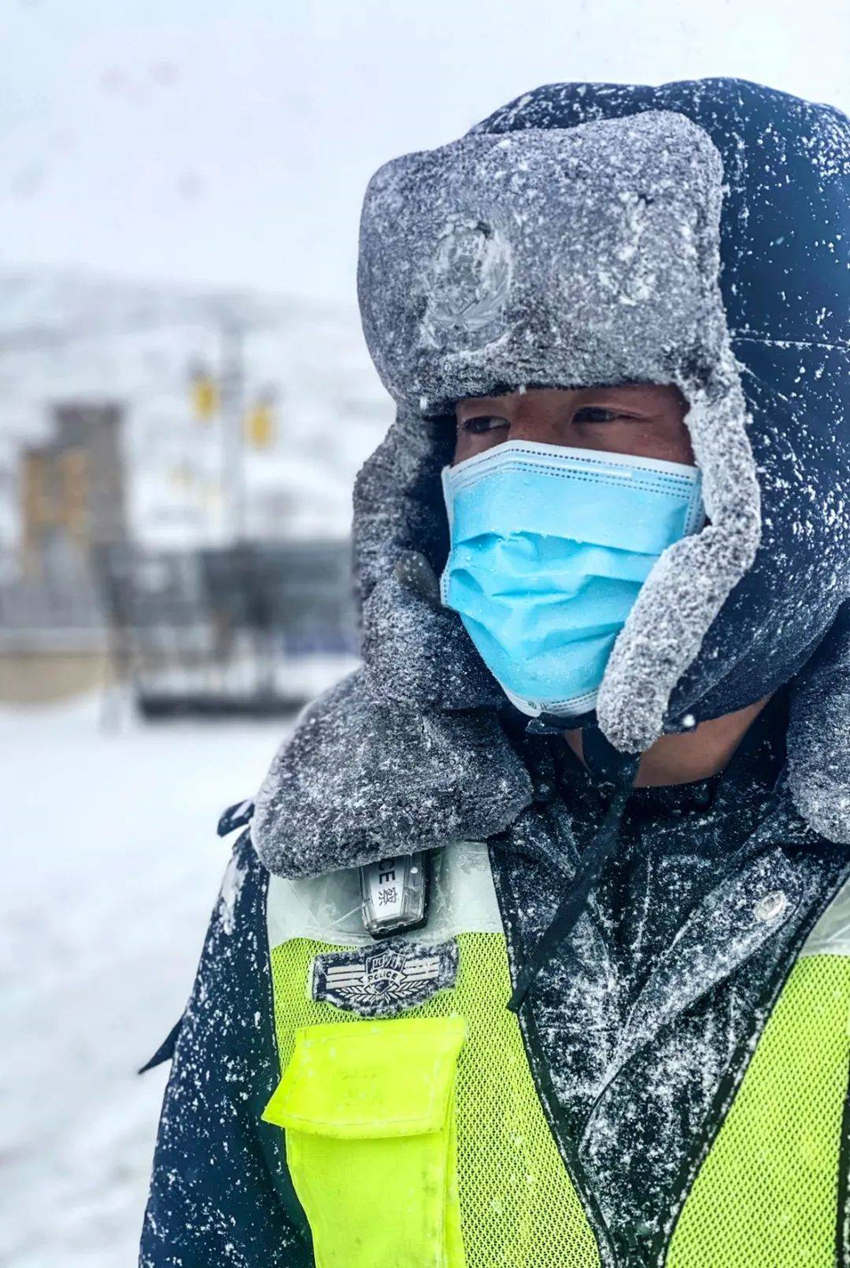 在大雪中坚守的岗位辅警拉巴.德格县公安局供图