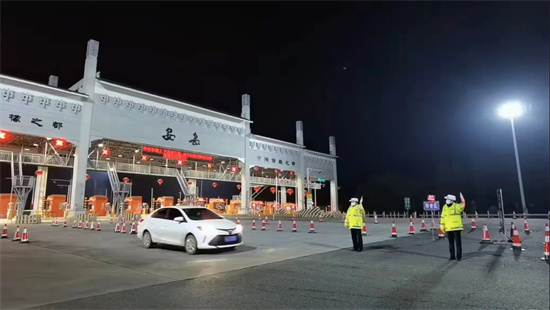 安岳交警一线指挥。安岳县公安局供图