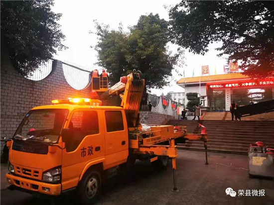 荣县中学正门外，正在新安装路灯。荣县教体局供图