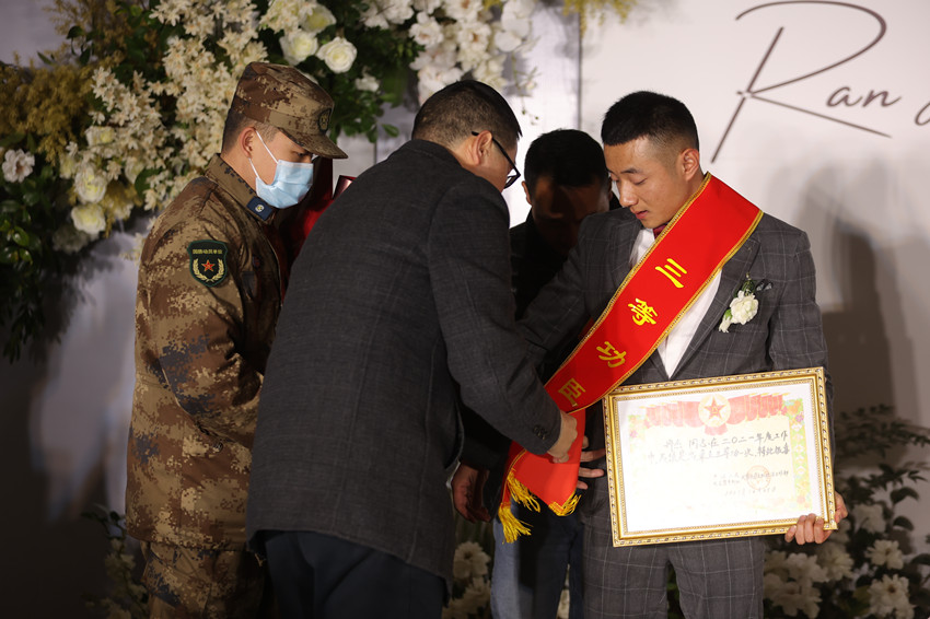 冉杰在婚禮現場收獲榮譽。崇州市退役軍人事務局供圖