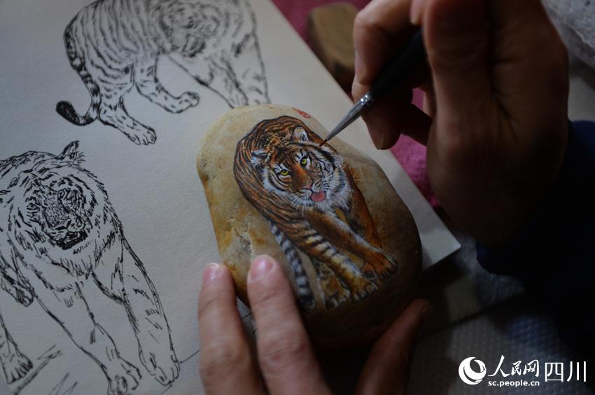 精心描繪老虎形態。王斌攝