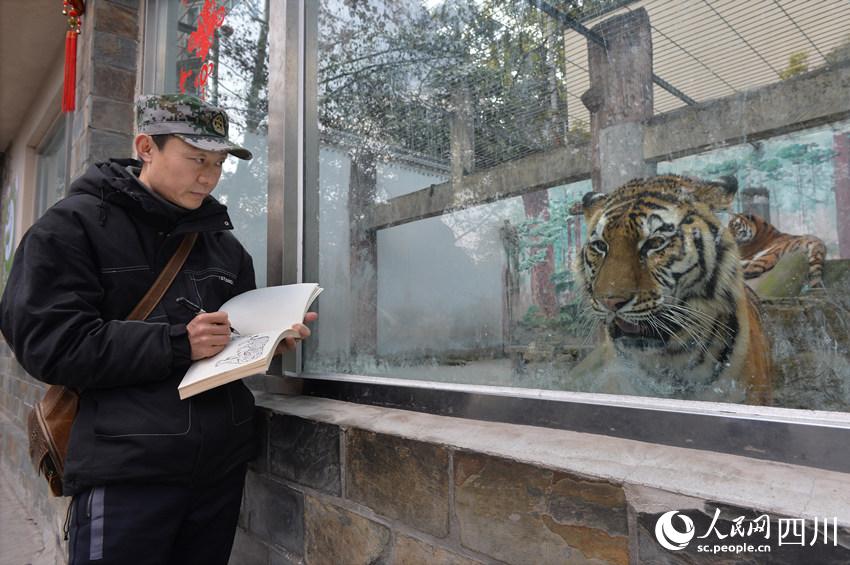雷文彬在動物園寫生。王斌攝