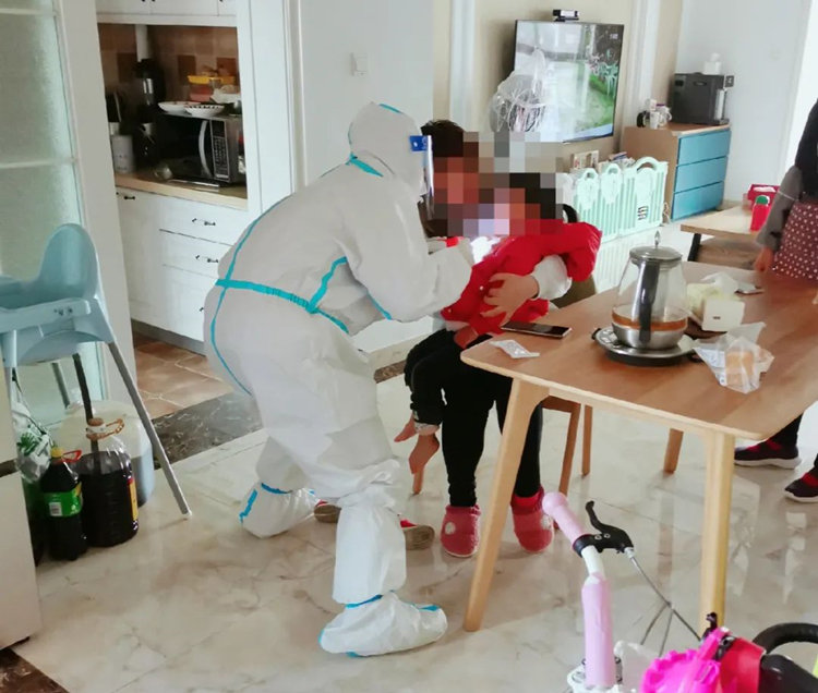 醫務人員上門對孩子進行檢查。天府新區融媒體中心供圖