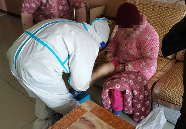 醫務人員上門對住戶進行檢查。天府新區融媒體中心供圖