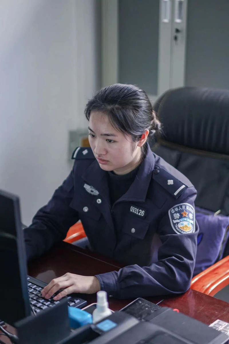 赵倩转岗之后的社区内勤工作。新都公安供图