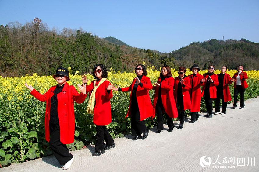踏青賞花拍照的游客。張平攝
