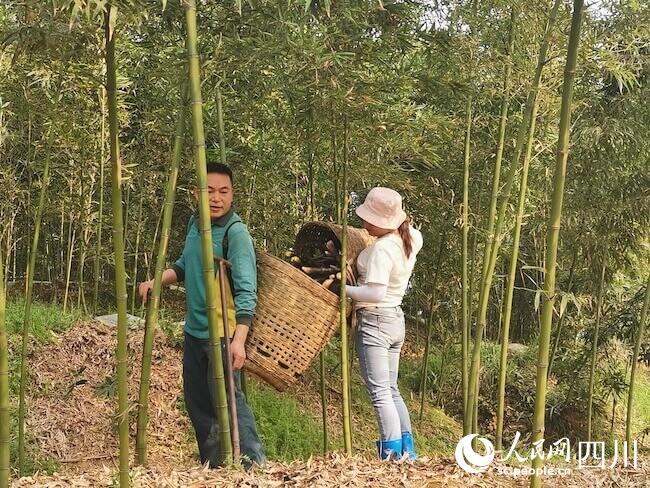 郑奇才、祝华夫妇满载而归。曾佐然摄
