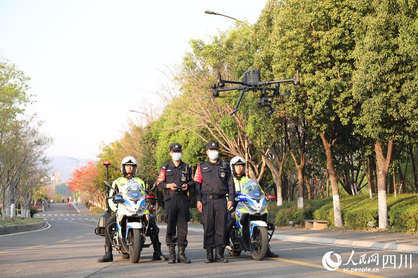 西昌公安無人機巡控分隊和地面巡控隊。侯杰攝
