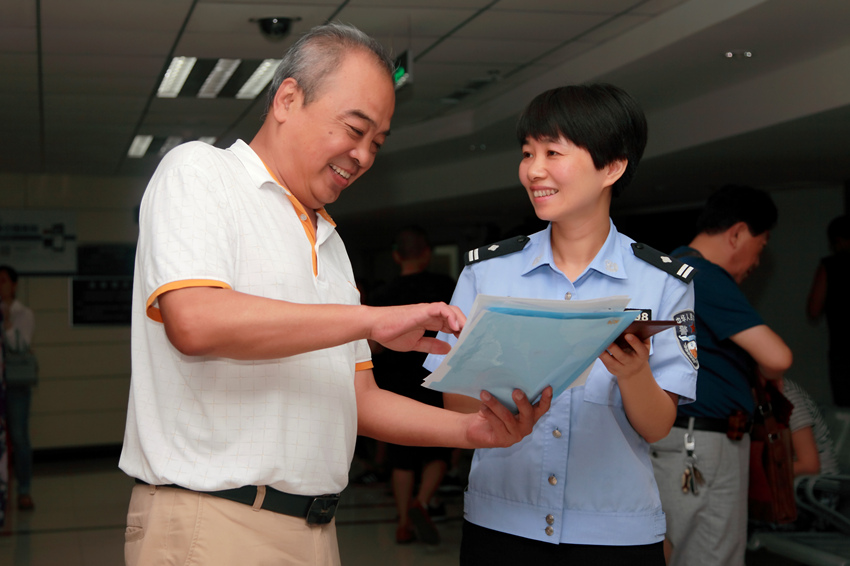 正在服务群众的杨霞。攀枝花市公安局供图