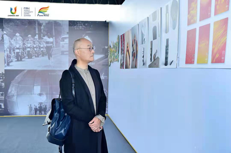 一位市民觀看展出圖片。天府新區融媒體中心供圖
