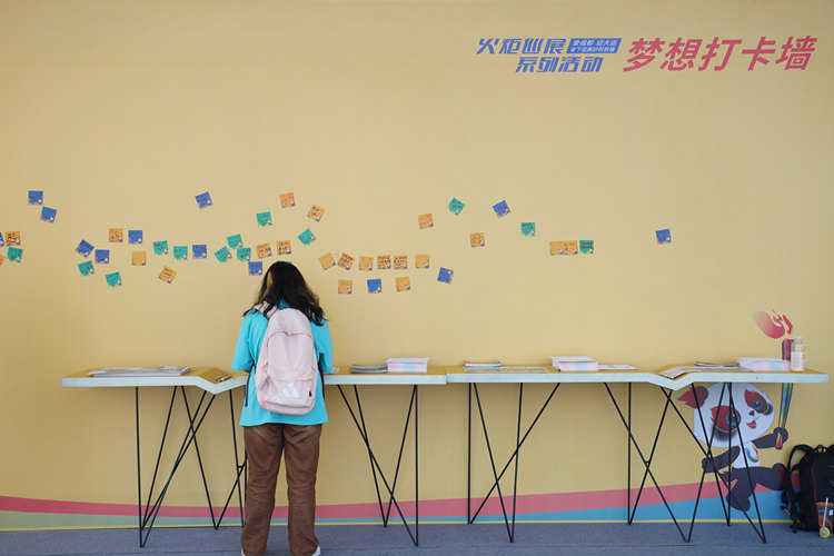 一位市民在打卡牆處留言。天府新區融媒體中心供圖