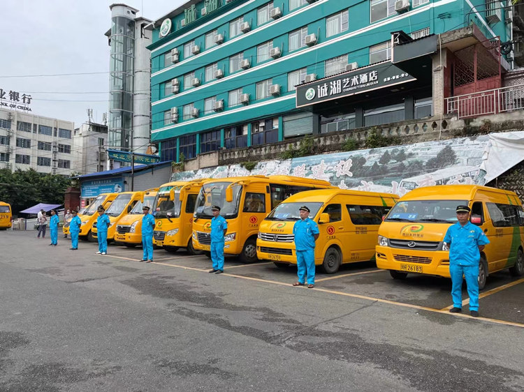 工裝統一的從業人員。蒼溪縣融媒體中心供圖