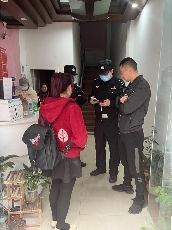 民警在向受騙群眾宣傳反詐知識。樂至縣公安局供圖