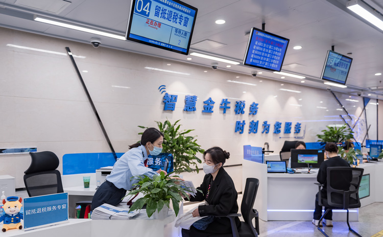 留抵退税专窗为纳税人办理退税业务。成都市税务局供图