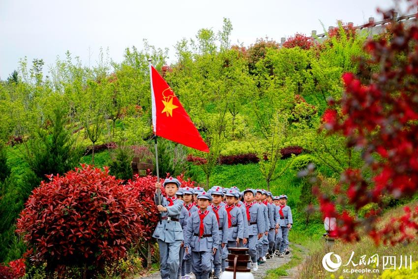 傳承紅軍精神，向著未來出發。周樹江攝