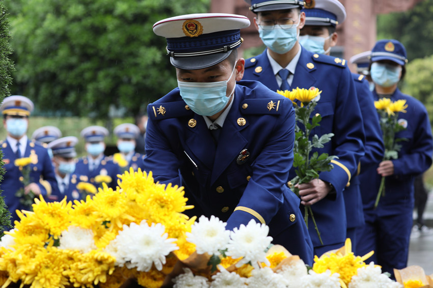 乐山市消防救援支队消防员列队为烈士敬献鲜花。四川省消防救援总队供图