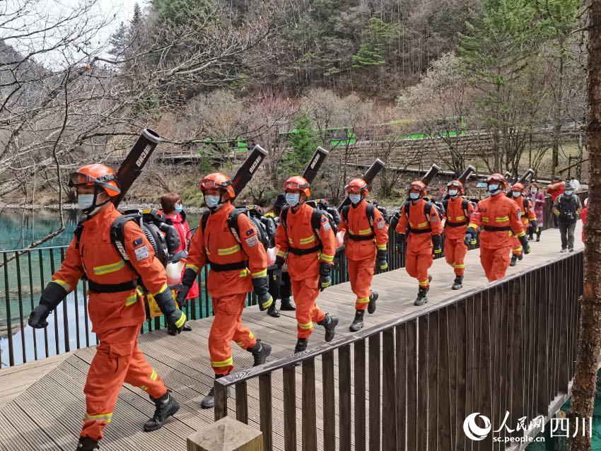 森林消防员在九寨沟景区巡护。宫��  摄