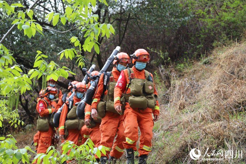 凉山森林消防支队在重点林区进行巡护。谭浩摄