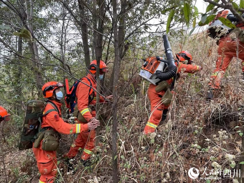 4月4日，攀枝花市森林消防支队盐边大队的消防救援人员在盐边县金河芒果基地周边林区开展携装巡护。孙林炜摄