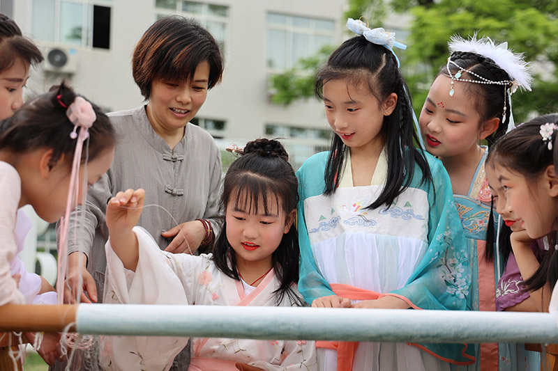 孩子們在老師的指導下刺繡。成都市龍泉驛區婦女聯合會供圖