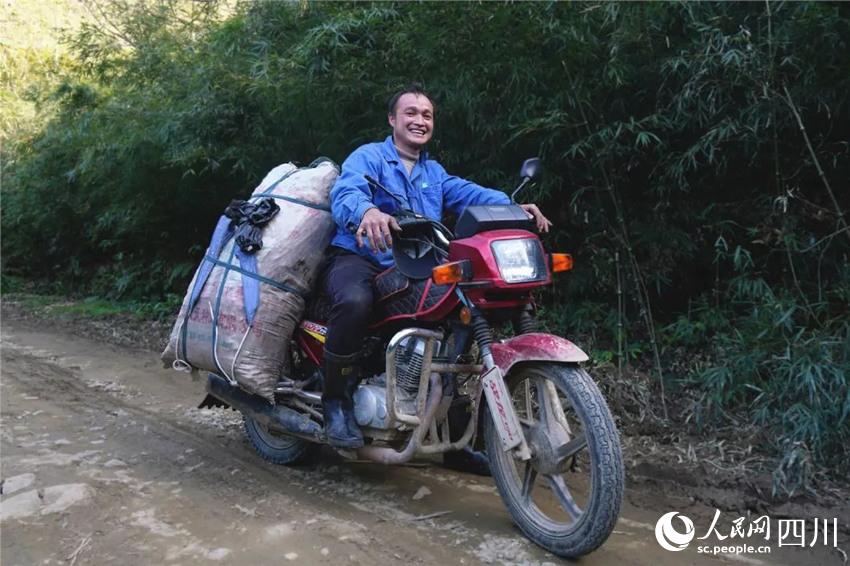 村民楊翥採用摩托車拉著摘的竹筍 。洪靖鬆攝