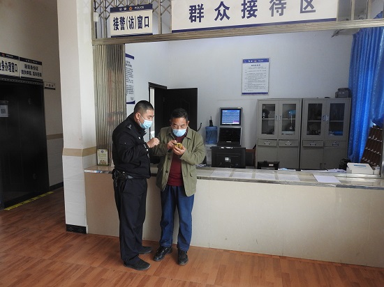 民警向吴先生讲解反诈知识。蒋波供图