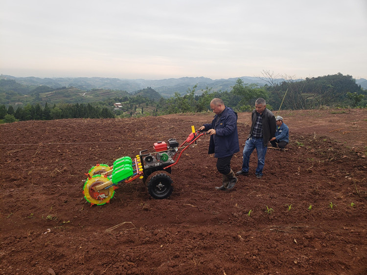 村民使用农机耕作。叙州区融媒体中心供图