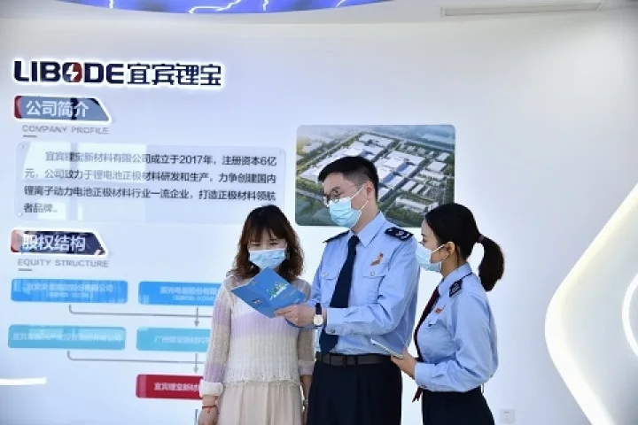 稅務干部到企業進行走訪，問需問計。宜賓市稅務局供圖
