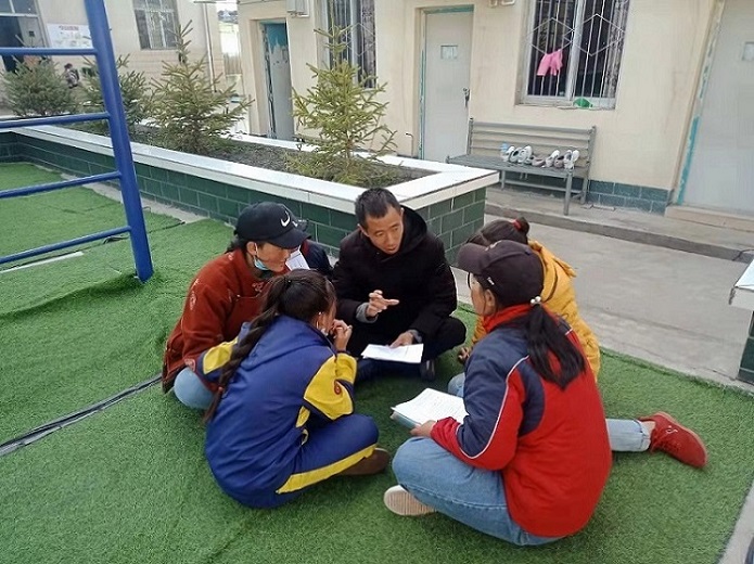 成都高新区对口支援工作队供图4月的四川省甘孜州德格县,清寒伴着旭日