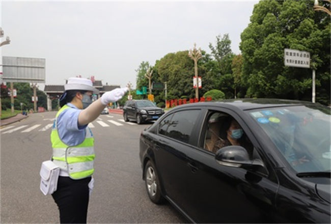防疫检查员们在高速路口坚守。泸县玉蟾街道供图