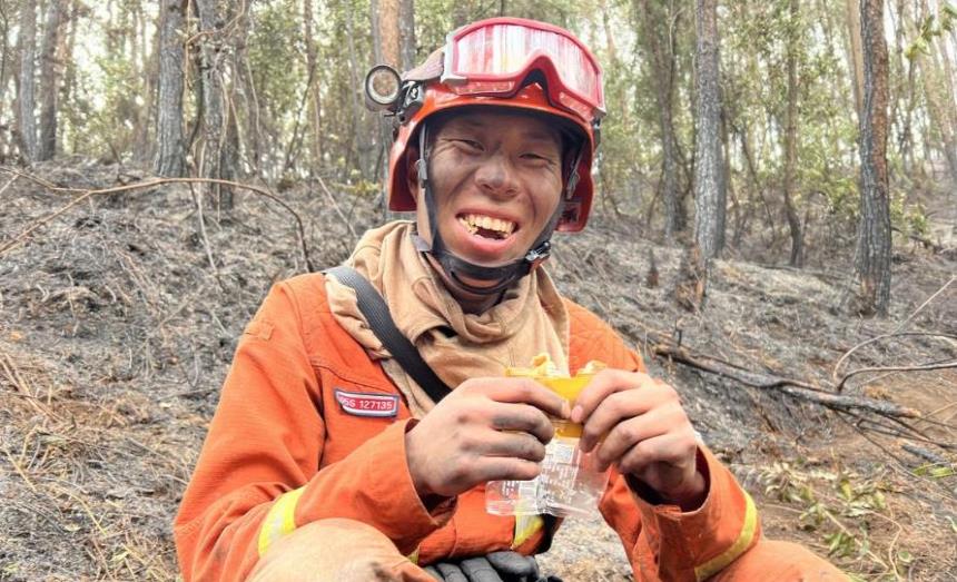 这3张笑脸记录森林消防员的一瞬间