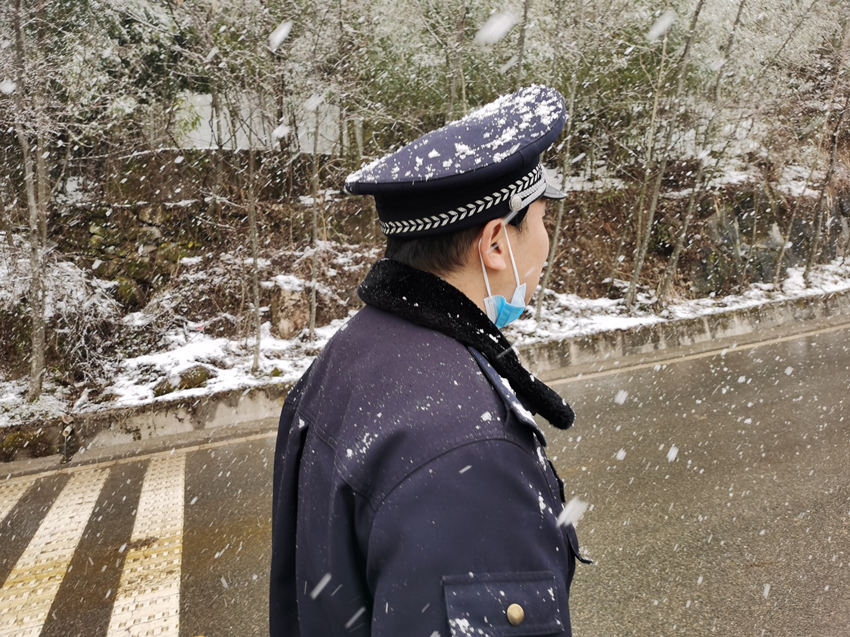 民警開展基礎信息採集和風險隱患排查工作。南江公安供圖