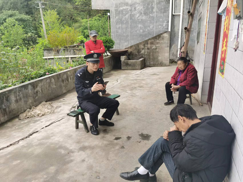 民警開展基礎信息採集和風險隱患排查工作。南江公安供圖