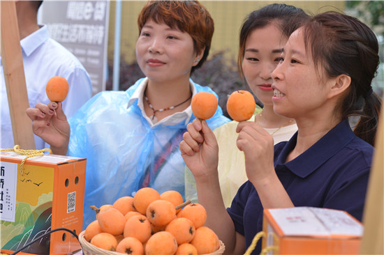 桃子姐正在向網友推薦新橋枇杷。主辦方供圖