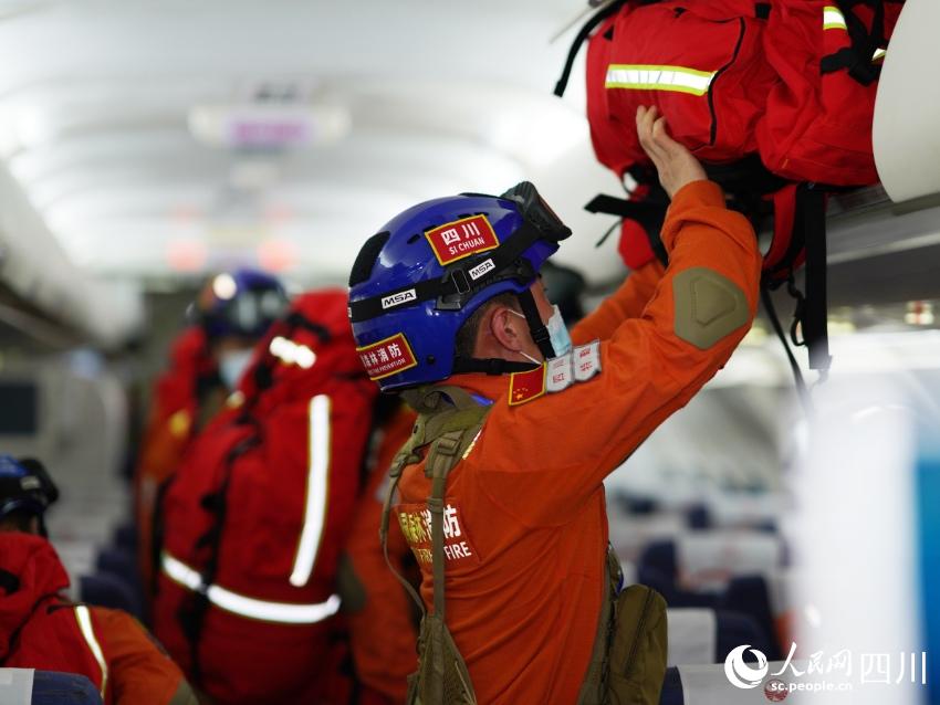 四川森林消防總隊跨區域地震救援航空投送演練。程雪力攝