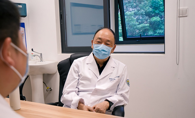 李凌江教授開始坐診。成都市第四人民醫院供圖
