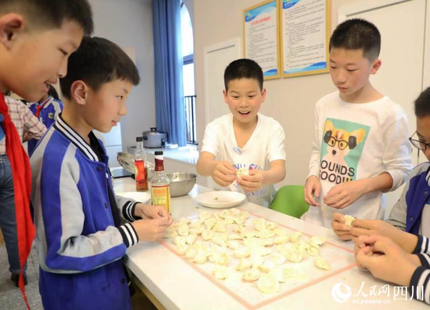 學生學習如何包餃子。人民網 王波攝