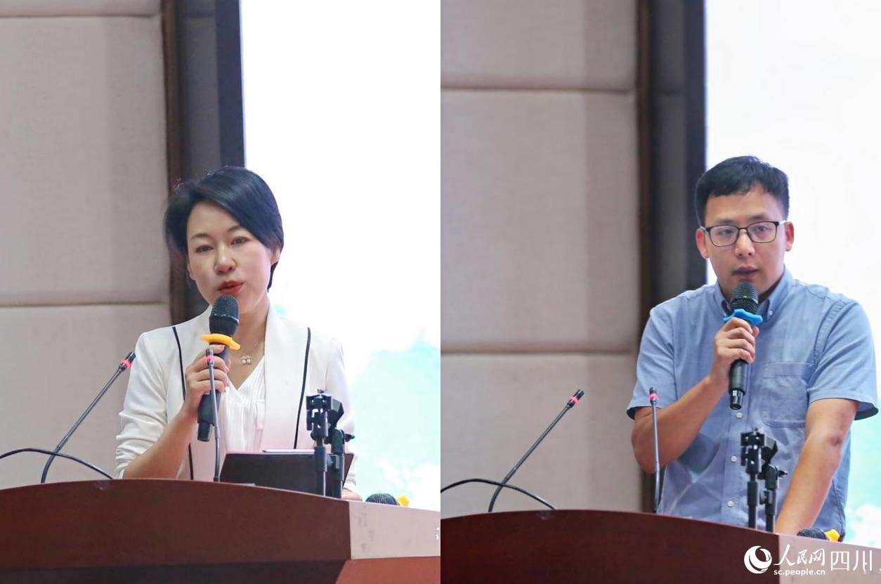 嘉宾致辞(左为四川大学教务处创新创业工作领导小组办公室专职副主任吴迪,右为四川大学商学院副院长姚黎明)。四川大学供图