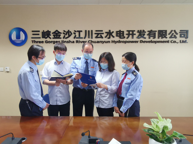 稅務干部走訪三峽金沙江川雲水電開發有限公司。四川省稅務局供圖